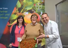 Yvonne Dojahn (links) und Grit Vogt (Mitte) von Bayer Cropscience Deutschland präsentieren eine neue Tomatensorte